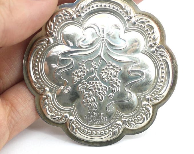 Vintage 1987 Gorgeous Round Towle Christmas Ornament Medallion 925 Sterling Silver PD 2813