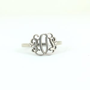 以下が含まれることがあります： 「O」の文字がモノグラムデザインされたシルバーリングです。