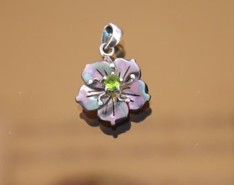 Vintage Black Mother Of Pearl & Peridot Stone Flower Pendant 925 Sterling Silver PD 2419