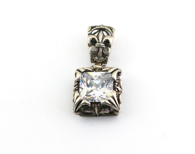 Vintage Beautiful Round Shape Sparkling White Crystal CZ Design Pendant 925 Sterling PD 2152