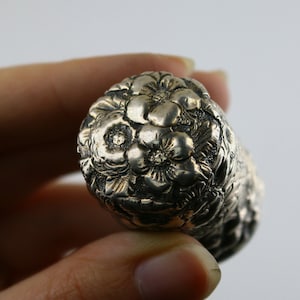 Splendida scatola tascabile piccola piccola fatta a mano con motivo floreale nero antico Starr e Frost, argento OT 210A