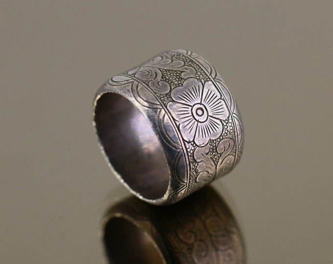 Vintage Etched Cut Flower Floral Design Round Small Napkin Ring OT 223
