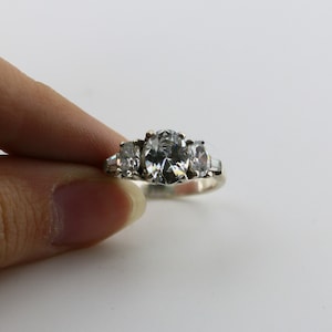 Tamaño vintage 9.25 Corte ovalado Tres cristales blancos CZ Anillo de diseño de compromiso real elegante Plata de ley 925 RG 3311R