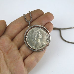 Vintage Beautiful Coin 50 Elizabeth II Australia 1966 Kangaroo Emu Design Necklace 925 Sterling Silver NC 1670