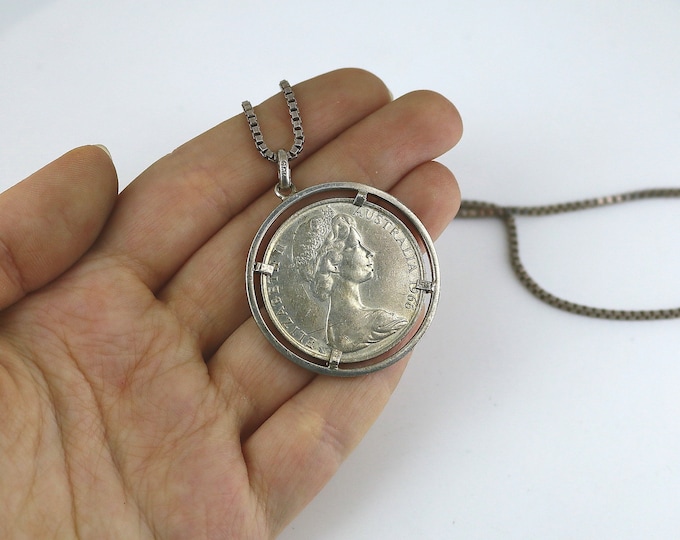 Vintage Beautiful Coin 50 Elizabeth II Australia 1966 Kangaroo Emu Design Necklace 925 Sterling Silver NC 1670