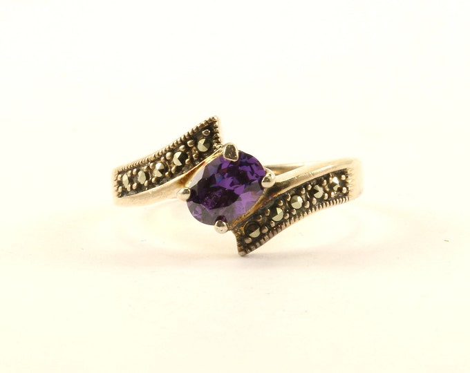 Vintage Size 8.75 Purple Amethyst Color Crystal Overlap Marcasite Design Ring 925 Sterling Silver RG 3405
