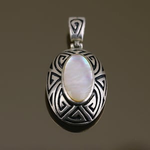 Vintage Shiny Scroll Celtic Oval Shape White MOP Mother Of Pearl Design Pendant 925 Sterling Silver PD 2926