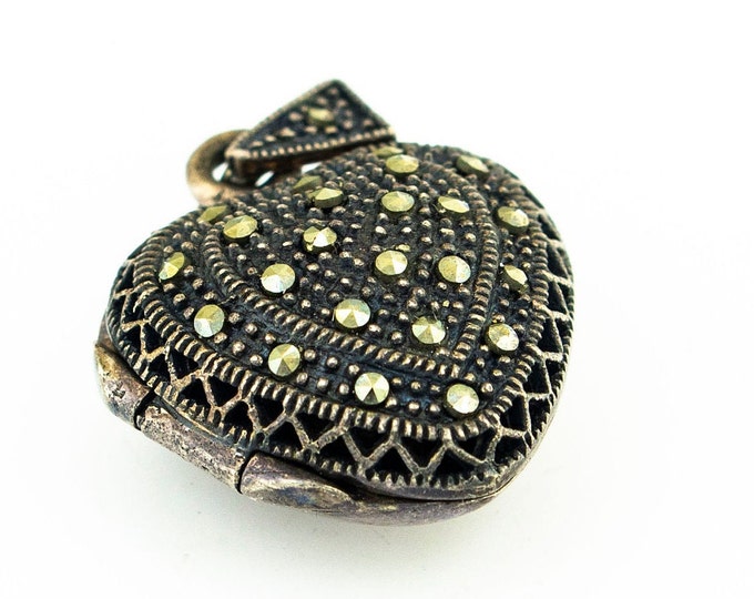 Elegant Heart Shape with Tiny Marcasite Stones Design Small & Beautiful Vintage Locket Pendant for Women 925 Sterling Silver PD 2962Q