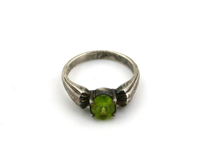 Vintage Oval Peridot Ring Sterling Silver Birthstone Ring Size 8 RG 863S