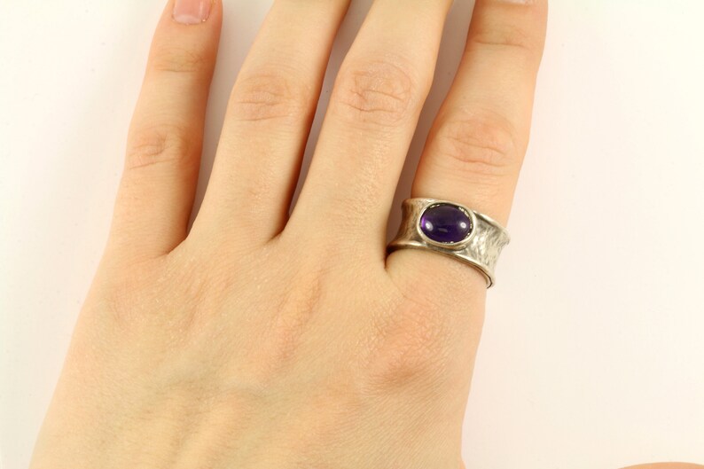 Vintage Beautiful Purple Amethyst Hammered Design Ring 925 Sterling RG 1650