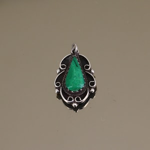 Vintage Teardrop Green Stone Scroll Abstract Design Pendant 925 Sterling PD 2376A