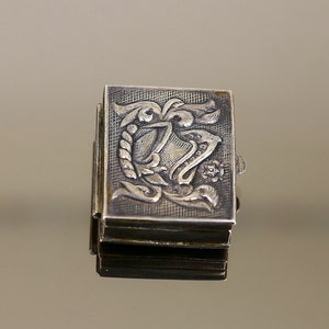Scatola piccola a forma di pergamena floreale con cappello vintage in sterline 925 OT 36