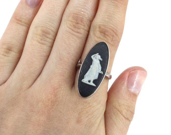 1970s Size 6.5 Black Wedgwood Jasper Cameo Made in England Ring 925 Sterling RG 4400
