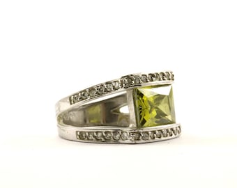Vintage Size 7.25 Princess Cut Green Crystal Cocktail Ring 925 Sterling Silver RG 3295
