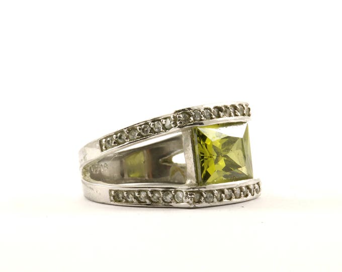 Vintage Size 7.25 Princess Cut Green Crystal Cocktail Ring 925 Sterling Silver RG 3295