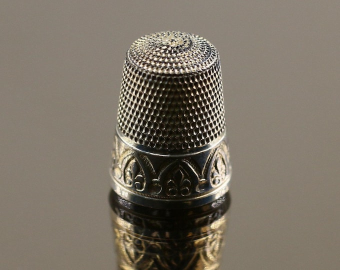 Vintage Fleur De Lis Finger Protection For Sewing Thimble Size 8 925 Sterling Silver OT 1277