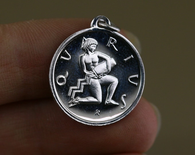 Vintage Aquarius Shiny Round Disk Shape Flat Zodiac Sign Design Pendant 925 Sterling PD 2413F
