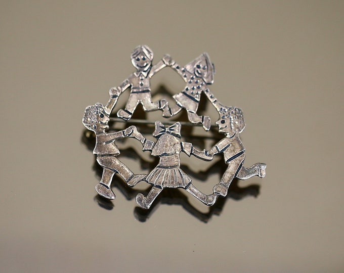 Vintage Simple Plain Kids Children Playing Dancing In Circle Design Brooch Sterling Silver 925 BB 2188