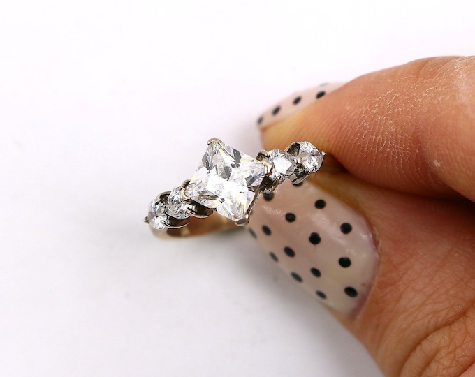 Vintage Size 7 Beautiful Sparkling Rhombus Crystal CZ Design Ring 925 Sterling RG 3343