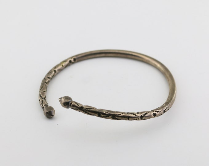 Vintage West Indian Cone Pointed Ends Notches Etched Design Bangle Bracelet  925 Sterling Silver Br 3894Q