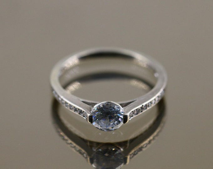Vintage Beautiful Tender Dainty Shiny Spinning Round White Crystals CZ Promise Engagement Design Ring 925 Sterling Size 8 RG 4460