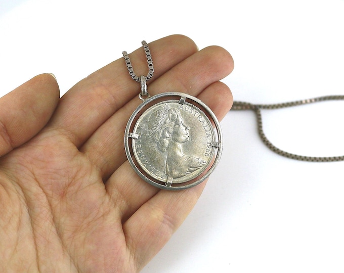 Vintage Beautiful Coin 50 Elizabeth II Australia 1966 Kangaroo Emu Design Necklace 925 Sterling Silver NC 1299