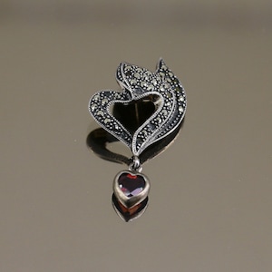 Vintage Shiny Marcasite Stones Red Garnet Crystal Scroll Heart Love Design Pendant 925 Sterling PD 2541