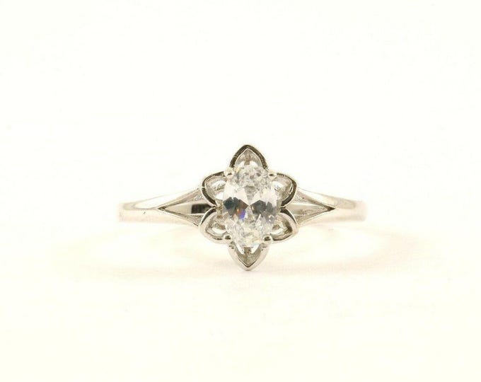 Vintage Small Oval Crystal Design Ring 925 Sterling RG 3582