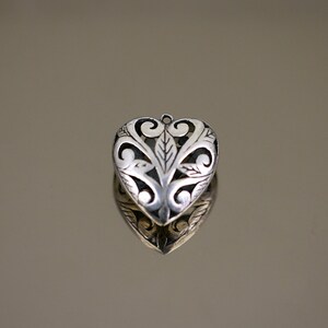 Vintage Beautiful Cut Scroll Leaf Leaves Heart Shape Design Pendant 925 Sterling Silver PD 2702