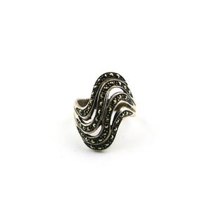 Vintage Size 5.75 Shiny Marcasite Stones Scroll Waves Statement Design Ring 925 Sterling Silver RG 4203L