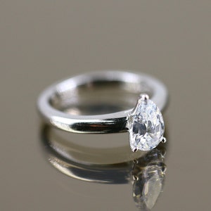 Vintage Size 7 Sparkling Crystal Pear Shape Dainty Design Ring 925 Sterling Silver  RG 1640