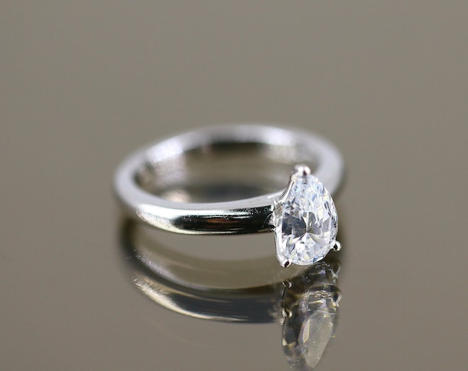 Vintage Size 7 Sparkling Crystal Pear Shape Dainty Design Ring 925 Sterling Silver  RG 1640