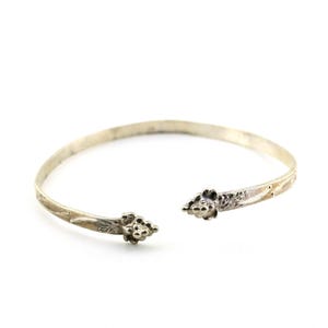 Vintage West Indian Style spitz Enden Beeren dünne flache Floral geätzt Design runder Armreif Armband 925 Sterling Br 2846p