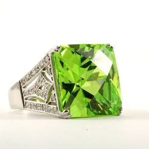 Vintage Size 7 Women&#39;s Large Cushion Green Crystal Ring 925 Sterling Silver RG 975-E