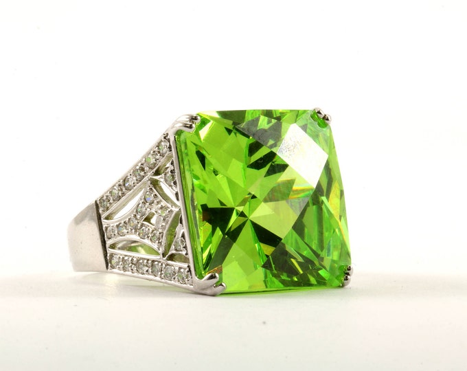 Vintage Size 7 Women's Large Cushion Green Crystal Ring 925 Sterling Silver RG 975-E