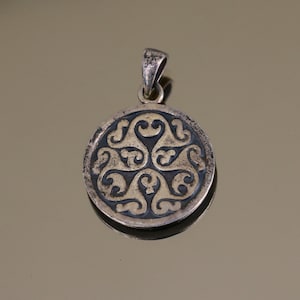 Vintage Celtic Style Scroll Trinity Beautiful Round Medallion Design Pendant 925 Sterling PD 2290A