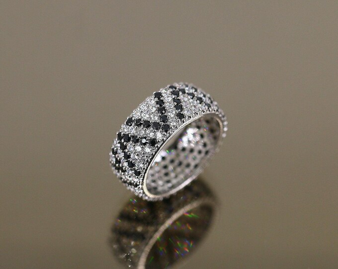 Vintage Sparkling Black And White Triangle Geometry Plain Simple Band Design Ring 925 Sterling Size 7.5 RG 4414