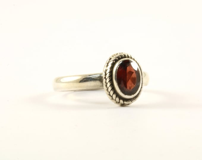 Vintage Size 7 Oval Red Garnet Crystal Design Ring 925 Sterling Silver RG 2927