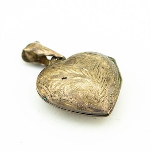 Heart Shape Abstract Floral Etched Design Small & Beautiful Vintage Locket Pendant 925 Sterling Silver PD 2825Q