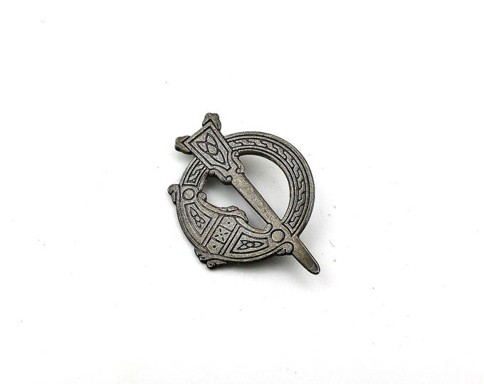 Vintage Beautiful Round Armor Sword Knight Protection Design Brooch Sterling Silver 925 BB 2094