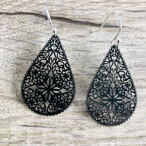 Modern drop Filigree earrings, Black Filigree,Filigree drop earrings,Minimalist earrings,Black geometric earrings,black teardrop earrings.