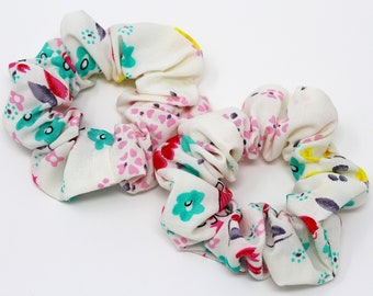 Bloemenprint zomerhaar scrunchie, scrunchy, haarelastiekje, zacht haarelastiek, haaraccessoire, cadeau, gunsten, handgemaakt, scrunchie met één haar