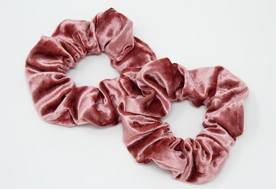 VELVET MINI SCRUNCHIE DUSTY ROSE VELVET MINI SCRUNCHIE DUSTY ROSE