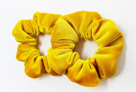 VELVET SCRUNCHIE YELLOW VELVET SCRUNCHIE YELLOW