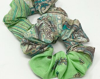 Preciosa goma para el pelo verde estampada, coletero, scrunchie, hecho a mano, regalo de cumpleaños, regalo.