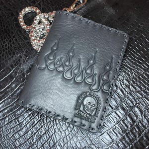 cartera con tarjeta de llama