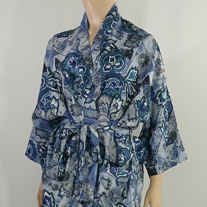 Men&#39;s Vintage Robe 70&#39;s 80&#39;s Blue White Maps Compasses Silky Satiny Lightweight Pockets Belt Like New Condition by BILL BLASS One Size