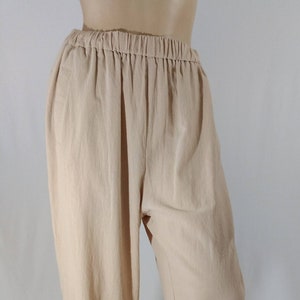 Beige Capri Pants Women&#39;s Beige Pants Textured Fabric Elastic Waist Pockets Cool Hymn line Cuffs Pockets New Condition M
