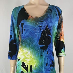 Women&#39;s Blouse Top 3/4 Sleeve Blues Black Green White Stretchy Extra Long Gorgeous Lux Perfect Like New Condition by VALENTINA Size M