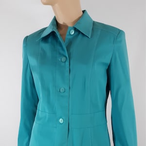 Women&#39;s Blazer Jacket Blue Fitted Cool Buttons Shoulder Pads Stretchy Fully Lined Excellent Like New Condition by REQUIREMENTS Size 6
